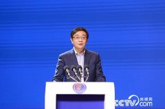 正在进行消息、概念、感情的交换、比武、交融